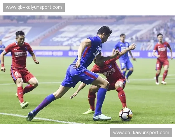 蓝色的荣耀与不屈的灵魂：申花与重庆的绿茵传奇